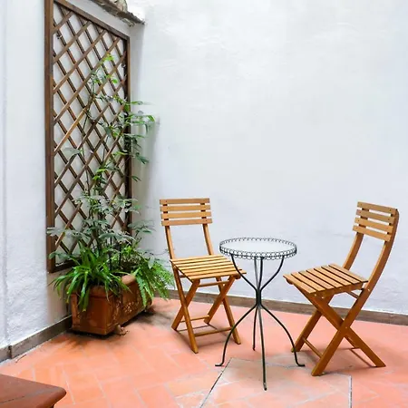 Apartamento In Front Of Palazzo Gucci